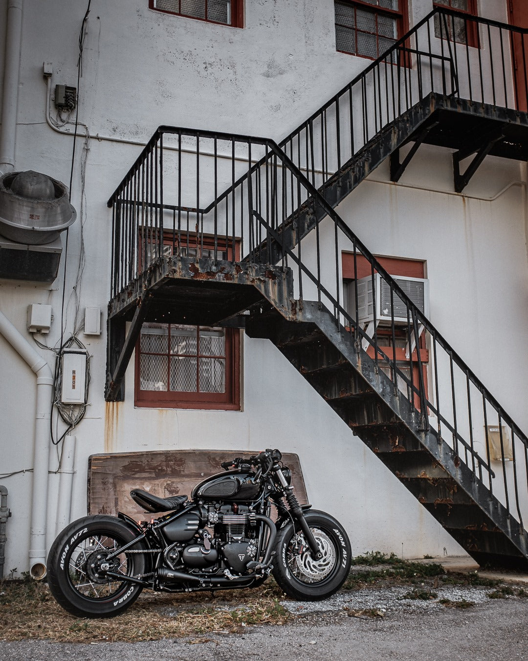 Motone Saturn V - Exhaust System - Triumph Bobber, Speedmaster - Black