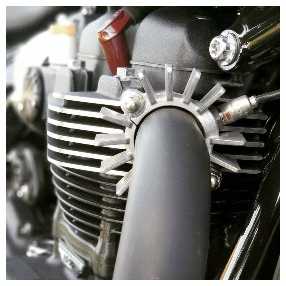 Motone Finned Exhaust Clamps x2 TRIUMPH BONNEVILLE T100 T120 BOBBER STREET TWIN