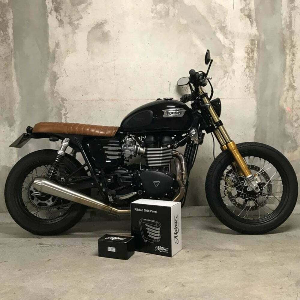 Motone Ribbed Side Panels PAIR Gloss Black - Triumph Bonneville T100 SE Thruxton